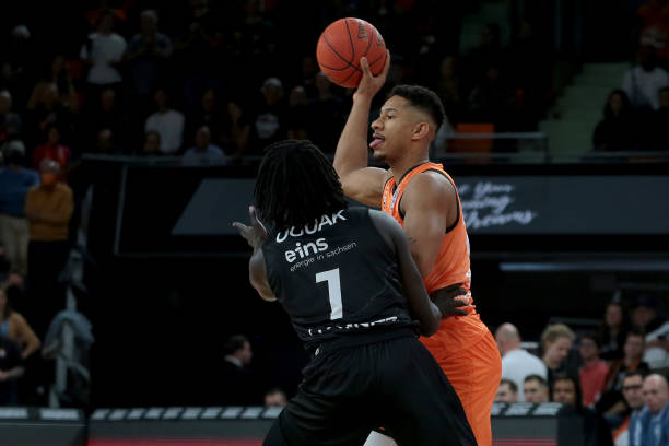 据压倒性优 据压倒性优